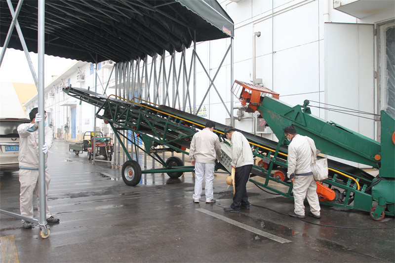 確保糧食輸送機(jī)運行正常（拍攝：盧志林）.jpg