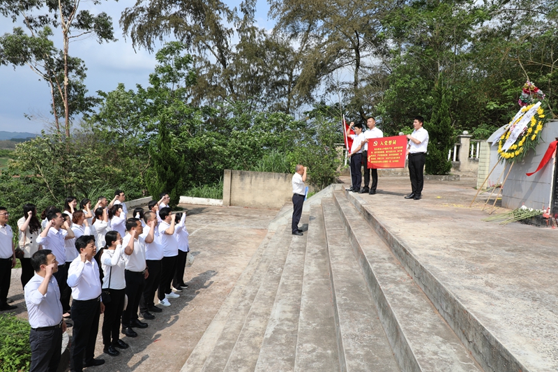 威寧資產(chǎn)公司機(jī)關(guān)黨支部到斑峰烈士陵園祭英烈.jpg