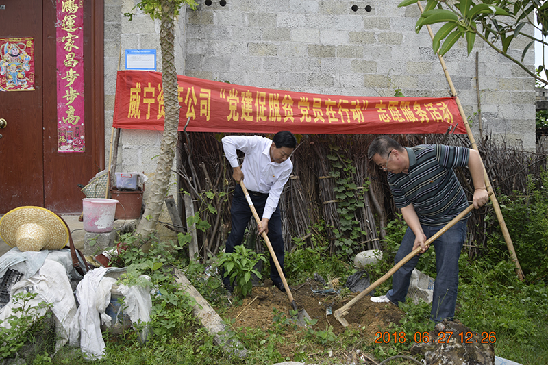 一幫一聯(lián)結(jié)隊(duì)樹植樹組，組員幫助2戶幫扶貧困戶在房前屋后閑置土地上種植果樹，為鄉(xiāng)村建設(shè)增添一抹綠色，進(jìn)一步美化村容村貌。.JPG