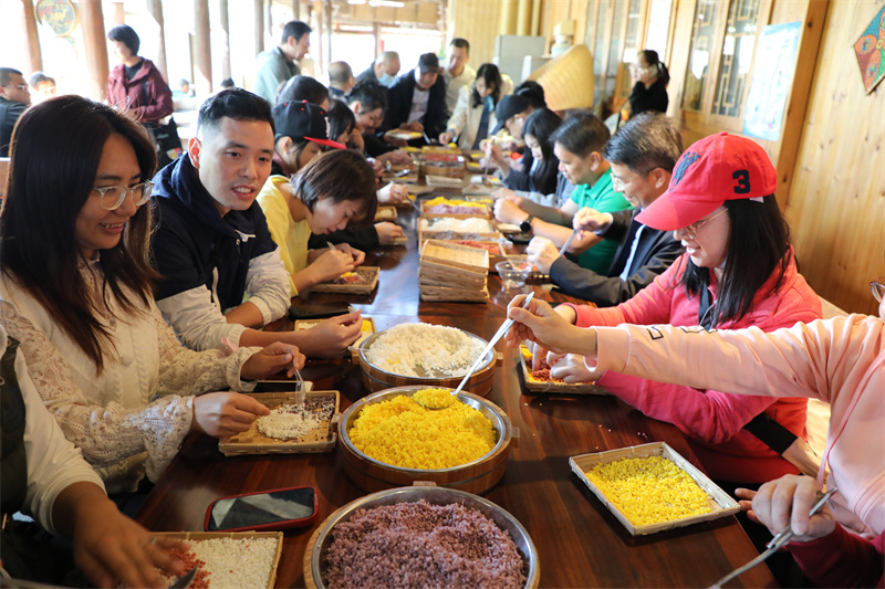 3.體驗(yàn)制作五色糯米飯（楊光攝）.jpg